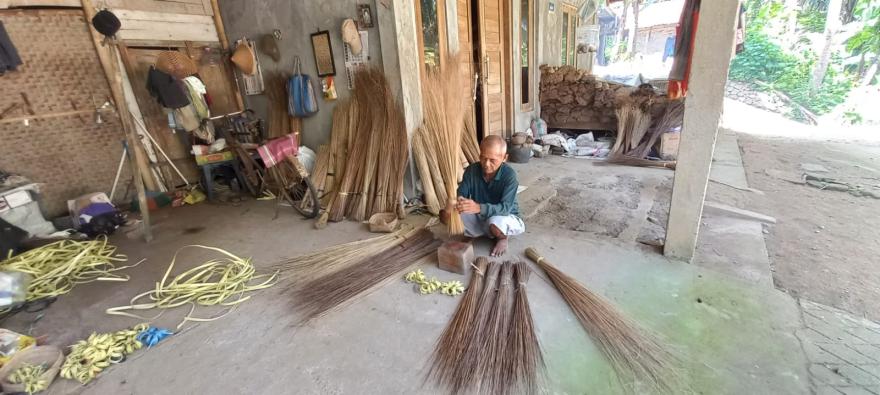 55 Tahun Menjadi Pengrajin Sapu, Konsistensi yang Menginspirasi, Mbah Tarjo Warga Margosari 